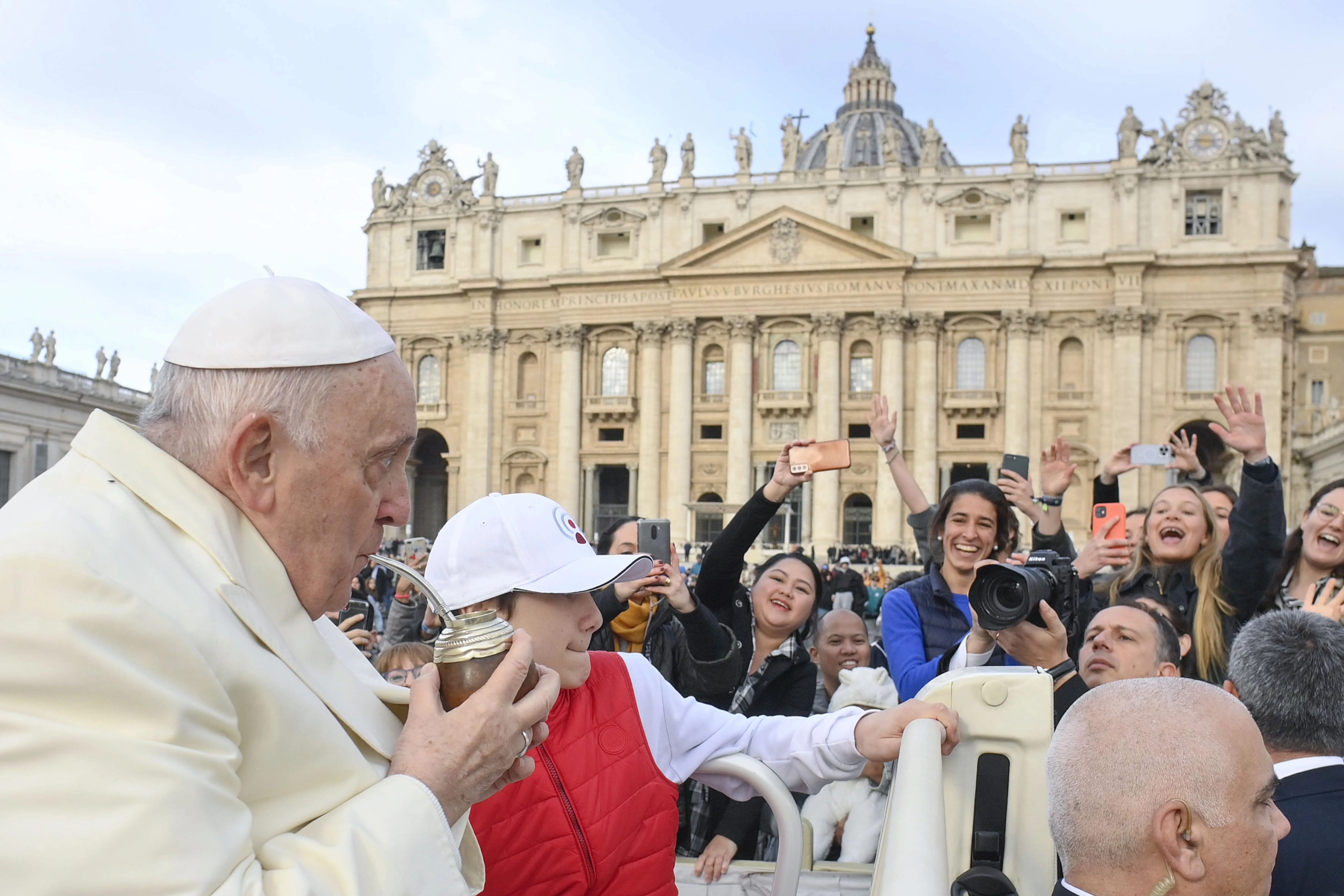 Pope Francis tries some maté, Argentina’s national drink, at his general audience on April 5, 2023.?w=200&h=150