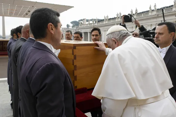 El Papa Francisco bendice el ataúd del Papa Benedicto XVI en su funeral el 5 de enero de 2023 en el Vaticano. Medios de comunicación del Vaticano