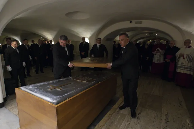 Pope Benedict coffin