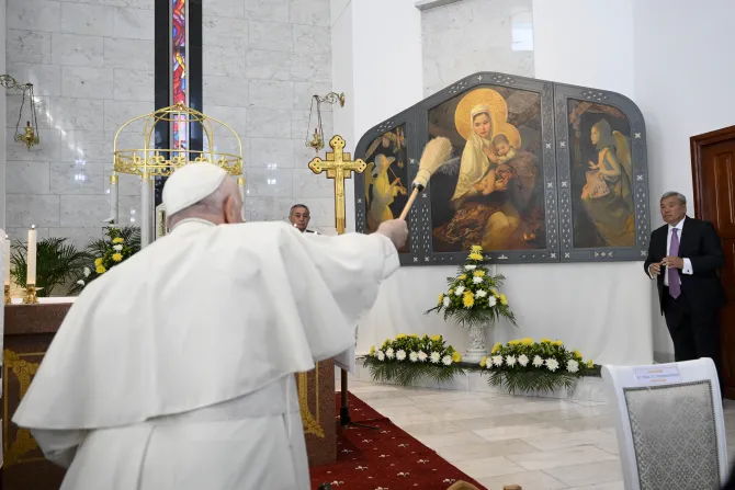 Pope Francis blesses the icon in Our Mother of Perpetual Help Cathedral on Sept. 15, 2022