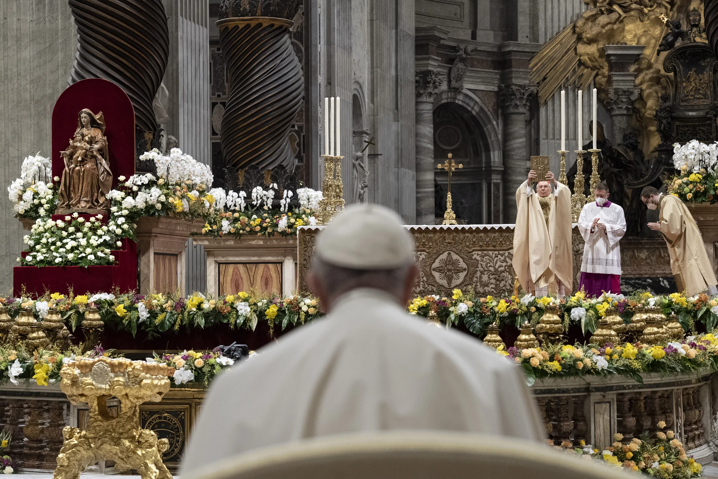 Pope Francis at the Easter Vigil Mass in St. Peter's Basilica on April 16, 2022.?w=200&h=150