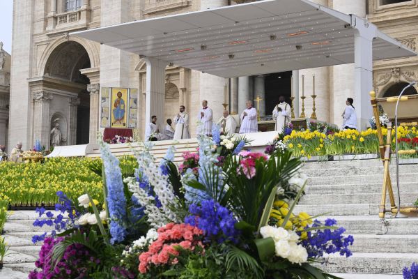 Trg svetog Petra bio je ukrašen nizom od preko 21 000 cvijeća i biljaka iz Nizozemske za misu uskrsnu nedjelju 31. ožujka 2024. Zasluge: Vatican Media