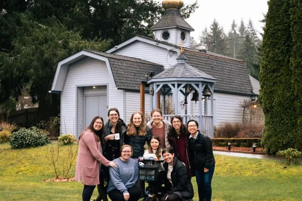 Lisieux House women in March 2023 at a spring retreat at Holy Theophany Monastery in Olympia, Washington. Pictured from left to right: Kendra Baker, Anne-Marie Droege, Hannah Gillespie (now alumna), Mikaela Rink, Sophia Basil, Theresa Ambat, Kelci Young (now alumna), Angela Maccarrone, and Maggie May. Courtesy of Maggie May