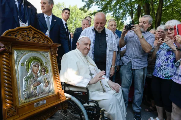 Pope Francis gifts those at the Fraternité Saint Alphonse welcome and spirituality center with an icon of the "Most Holy Lady of Jerusalem," Québec, Canada, July 28, 2022. Holy See Press Office