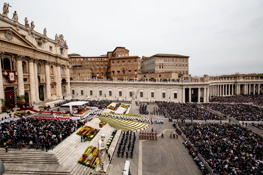 Dutch flowers decorate St. Peter’s Square for Easter Sunday Mass 2019.?w=200&h=150
