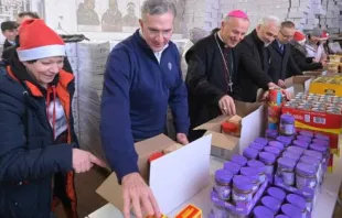 Supreme Knight Patrick Kelly of the Knights of Columbus helped assemble care packages prepared for Ukraine alongside Ukrainian refugees and Bishop Stolarczyk of Radom, Poland. Tamino Petelinsek