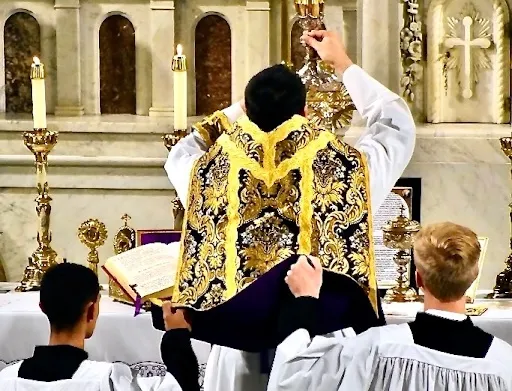 Elevation of the chalice at a Traditional Latin Mass.?w=200&h=150