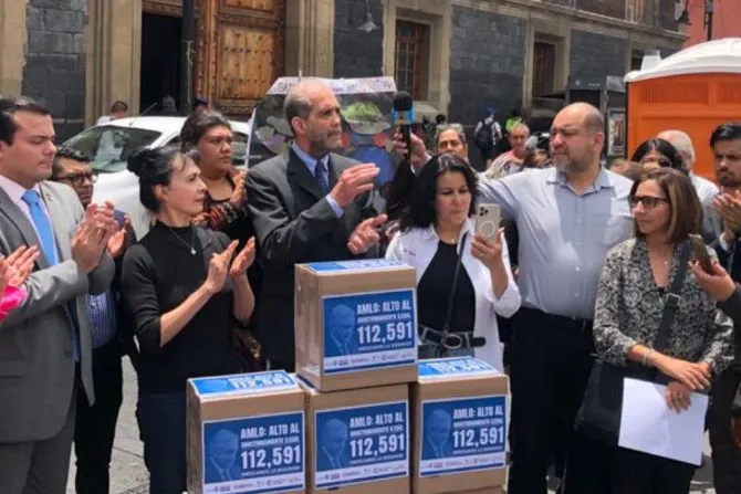 The National Parents’ Union in Mexico delivers 112,594 signatures to the Ministry of Public Education demanding that the distribution of school books that will be used in the 2023-2024 school year, which begins Aug. 28, 2023.?w=200&h=150