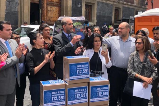 Mexican National Parents’ Union (UNPF) Presents 112,594 Signatures Urging Suspension of School Book Distribution Due to Unapproved Sexualized and Gender Ideology Content
