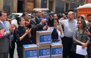 The National Parents’ Union in Mexico delivers 112,594 signatures to the Ministry of Public Education demanding that the distribution of school books that will be used in the 2023-2024 school year, which begins Aug. 28, 2023. Credit: UNPF