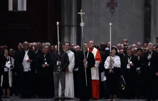 Synod members, led by Cardinal Gabetti, process into Saint Peter’s Basilica to pray the Rosary for Peace. Credit:  
© Evandro Inetti/EWTN News/Vatican Pool