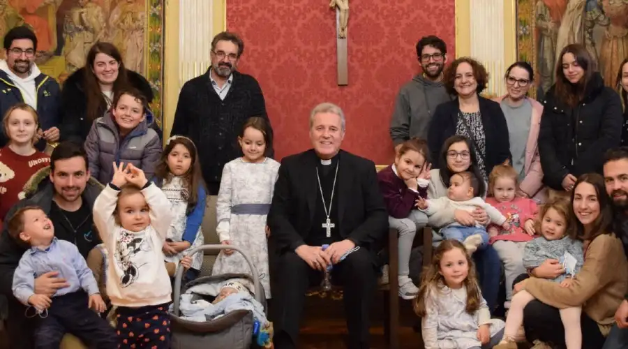 Some members of the Campomar Hernando family with Archbishop Mario Iceta Gavicagogeascoa of Burgos.
