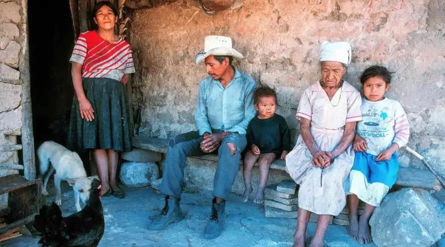 Honduran family in front of their adobe house near Tegucigalpa, Honduras.?w=200&h=150