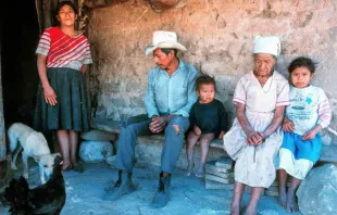 Honduran family in front of their adobe house near Tegucigalpa, Honduras. Credit: Shutterstock