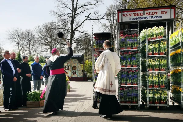 Bishop Hans van den Hende blesses the flowers destined for the Vatican on April 12, 2022. Ramon Mangold/Diocese of Rotterdam.