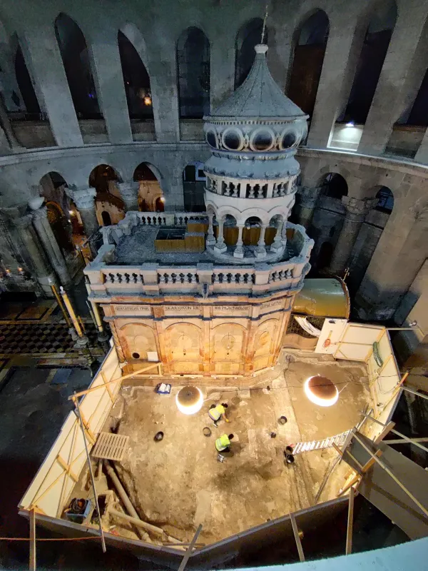 Excavations in the northern area of the rotunda, next to the Coptic Chapel, at the Basilica of the Holy Sepulcher. Credit: Archivio Università La Sapienza