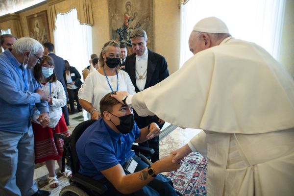 Pope Francis meets with Foi et Lumière members on Oct. 2, 2021. Vatican Media/CNA