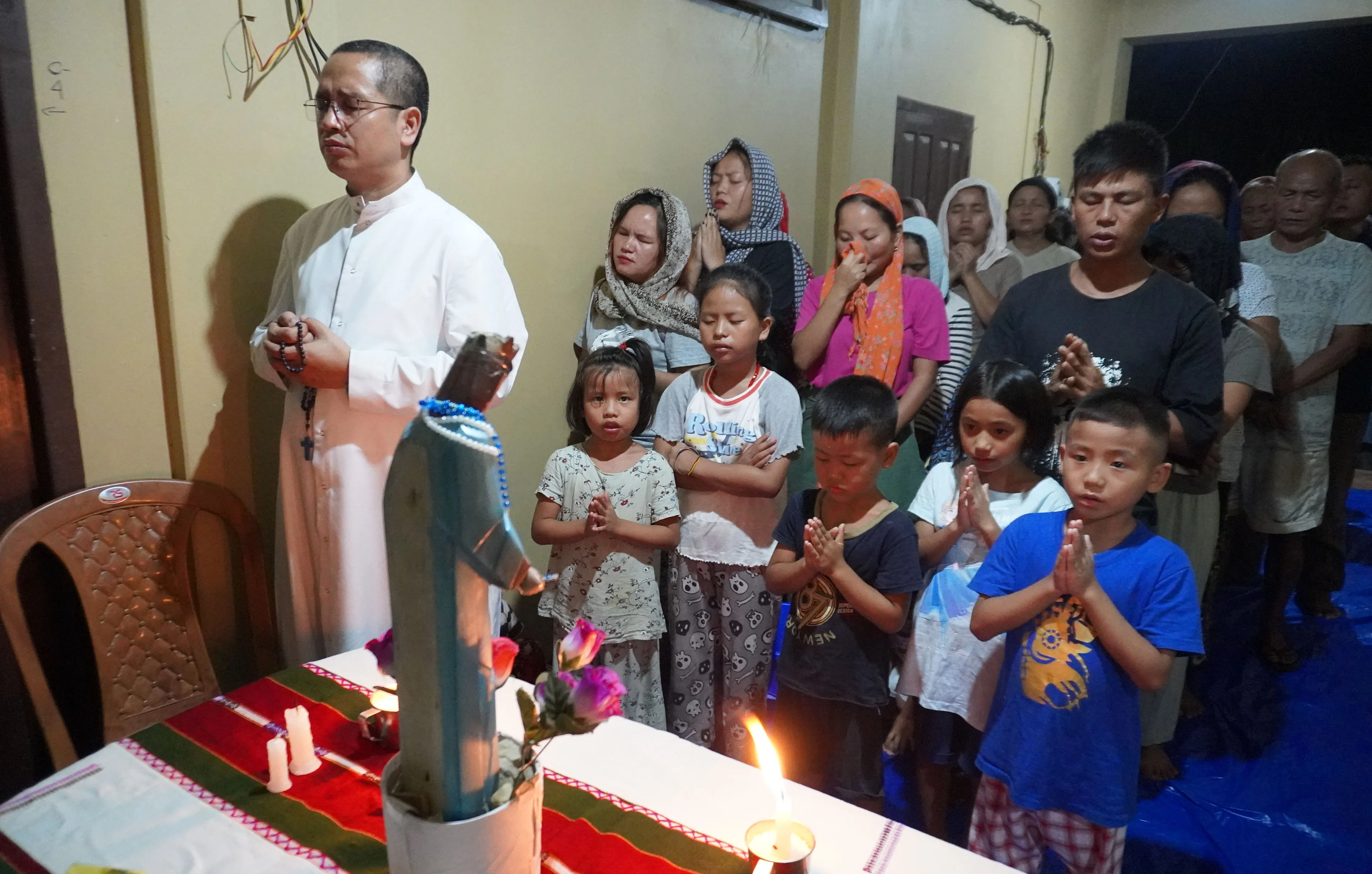 Father Caleb Laldawngsanga leads refugees from violence-torn Manipur in the praying of a rosary.?w=200&h=150