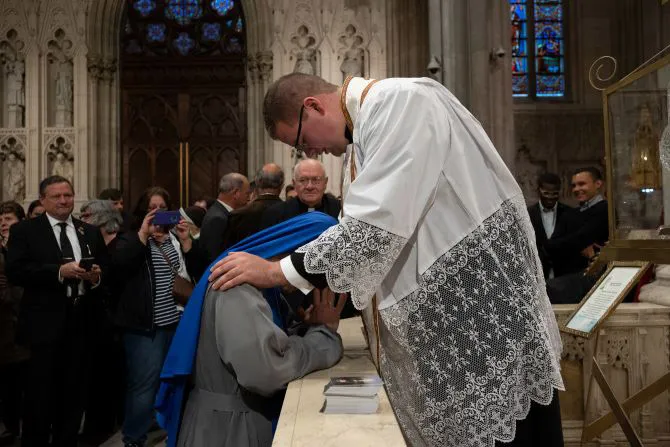 Father Matthew Breslin blesses his sister, Sr. Mary Strength of Martyrs, shortly after his May 29, 2021 ordination.?w=200&h=150
