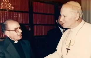 Father Sebastián Gaya, initiator of the Cursillo (short course) in Christianity, together with St. John Paul II. Photo credit: Sebastián Gayá Foundation
