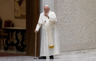 Pope Francis walked with a cane into Paul VI Hall for his Wednesday audience on Aug. 3, 2022. Daniel Ibanez/CNA