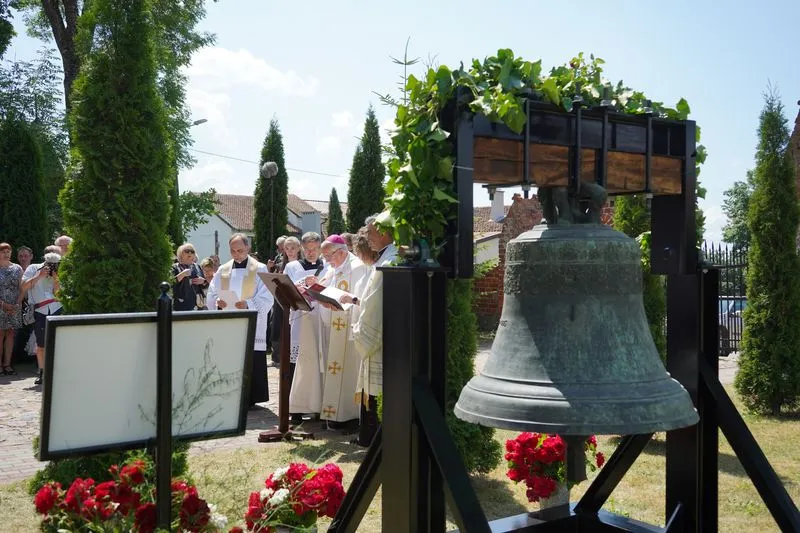 Bishop Gebhard Fürst blesses the bell from St. Albertus Magnus in Oberesslingen in front of the church in Żegoty (Siegfriedswalde), Germany, which has now returned to its homeland of Poland.?w=200&h=150