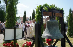 Bishop Gebhard Fürst blesses the bell from St. Albertus Magnus in Oberesslingen in front of the church in Żegoty (Siegfriedswalde), Germany, which has now returned to its homeland of Poland. Credit: Diocese of Rottenburg-Stuttgart/Arkadius Guzy