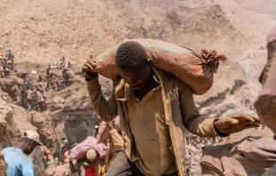 An artisanal miner carries a sack of ore at the Shabara artisanal mine near Kolwezi in the Democratic Republic of Congo on Oct.12, 2022. Photo by JUNIOR KANNAH/AFP via Getty Images