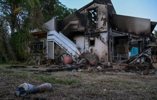 Rocket shells are left on the grass outside a house where civilians and soldiers were killed by Hamas militants days earlier, Oct. 11, 2023, in Be'eri, Israel. Credit: Alexi J. Rosenfeld/Getty Images