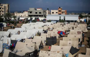 A general view of tents set up for Palestinians seeking refuge along the Gaza Strip on Oct. 20, 2023, in Khan Yunis, Gaza. Credit: Ahmad Hasaballah/Getty Images