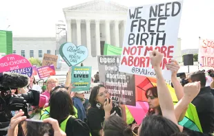 Pro-life and pro-abortion activists at a demonstration outside the U.S. Supreme Court as it hears arguments in the Moyle v. United States case, in Washington, D.C., on April 24, 2024. The case deals with whether an Idaho abortion law conflicts with the federal Emergency Medical Treatment and Labor Act (EMTALA). Credit: SAUL LOEB/AFP via Getty Images
