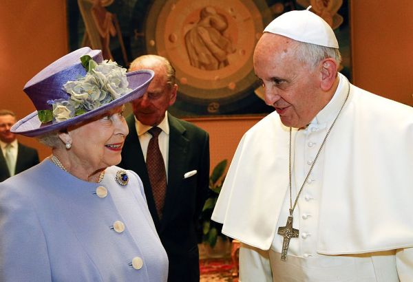 La reina Isabel II de Gran Bretaña habla con el Papa Francisco durante su primera reunión el 3 de abril de 2014 en el Vaticano. El crédito de la foto debe decir STEFANO RELLANDINI/AFP a través de Getty Images