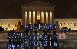 Anti-death penalty activists rally outside the U.S. Supreme Court in an attempt to prevent the execution of Oklahoma inmate Richard Glossip on Sept. 29, 2015, in Washington, D.C. Credit: Larry French/Getty Images for MoveOn.org