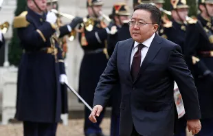 Mongolian President Tsakhiagiin Elbegdorj walks past Republican Guards as he arrives before his meeting with French President Francois Hollande at the Elysee Palace on Nov. 19, 2015, in Paris. Credit: Chesnot/Getty Images