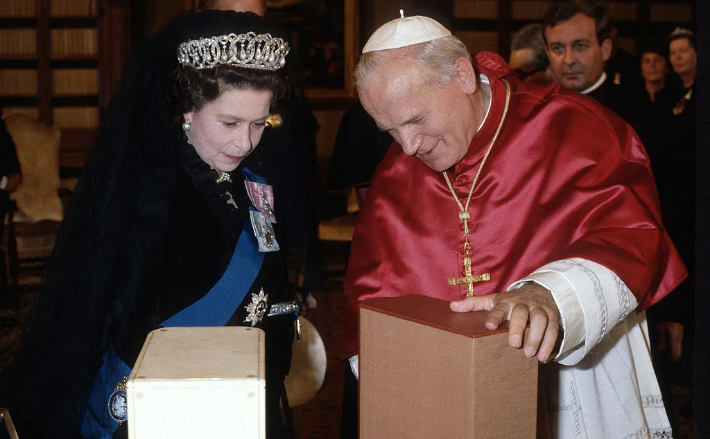 Queen Elizabeth ll exchanges gifts with Pope John Paul ll during her first visit to the Vatican on Oct. 17, 1980.?w=200&h=150