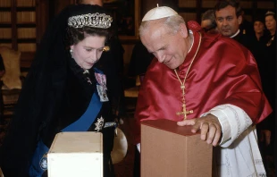 Queen Elizabeth ll exchanges gifts with Pope John Paul ll during her first visit to the Vatican on Oct. 17, 1980. Photo by Anwar Hussein/Getty Images