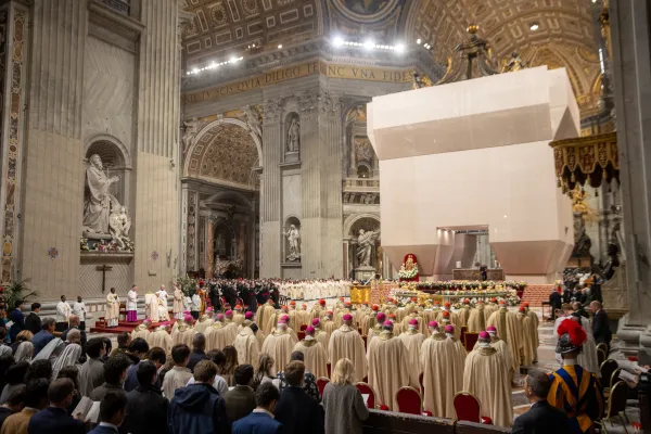 Svećenstvo i posjetitelji okupili su se na Uskršnjem bdijenju u Vatikanu, u subotu, 30. ožujka 2024. Daniel Ibanez/CNA