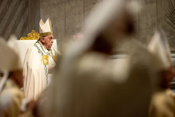 Papa Franjo slavi vazmeno bdijenje u Vatikanu, u subotu, 30. ožujka 2024. Daniel Ibanez/CNA
