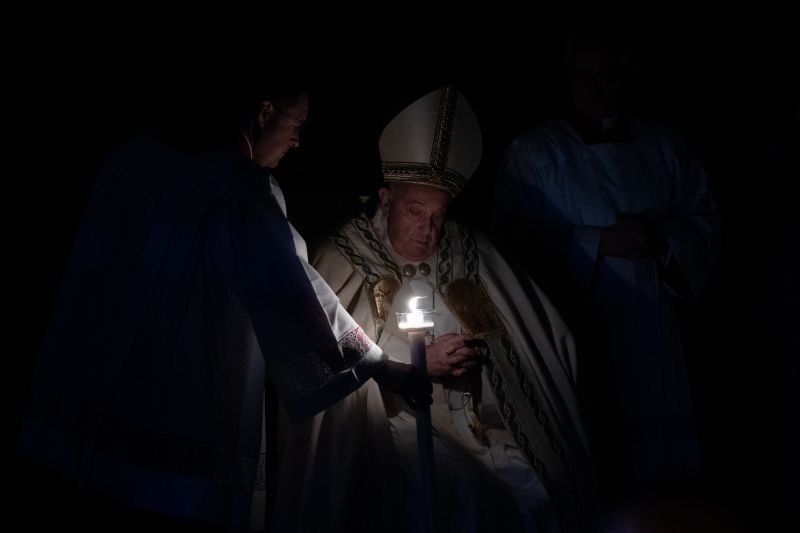 Pope Francis at Easter Vigil: Christ ‘is the one who brings us from darkness into light’