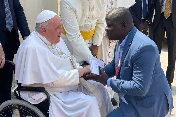 Fred Otieno, Sudan Relief Fund’s Program Coordinator, meeting Pope Francis in South Sudan. Sudan Relief Fund