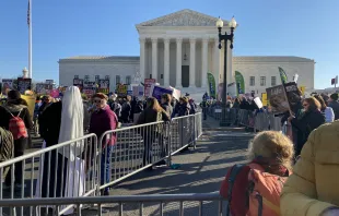 Capitol police placed fencing in front of the U.S. Supreme Court on Dec. 1, 2021, during oral arguments in Dobbs v. Jackson Women's Health Organization, in an attempt to separate rallies by abortion supports and pro-lifers. Katie Yoder/CNA