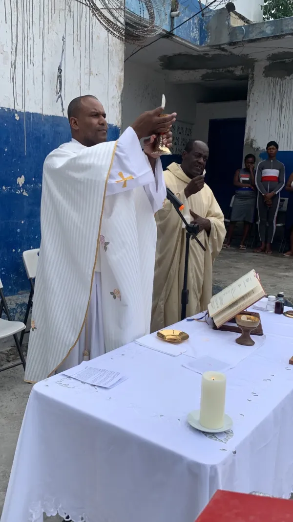 Father Louis Merosne celebrates Mass with and for the prisoners of Anse-a-Veau. Credit: Father Louis Merosne