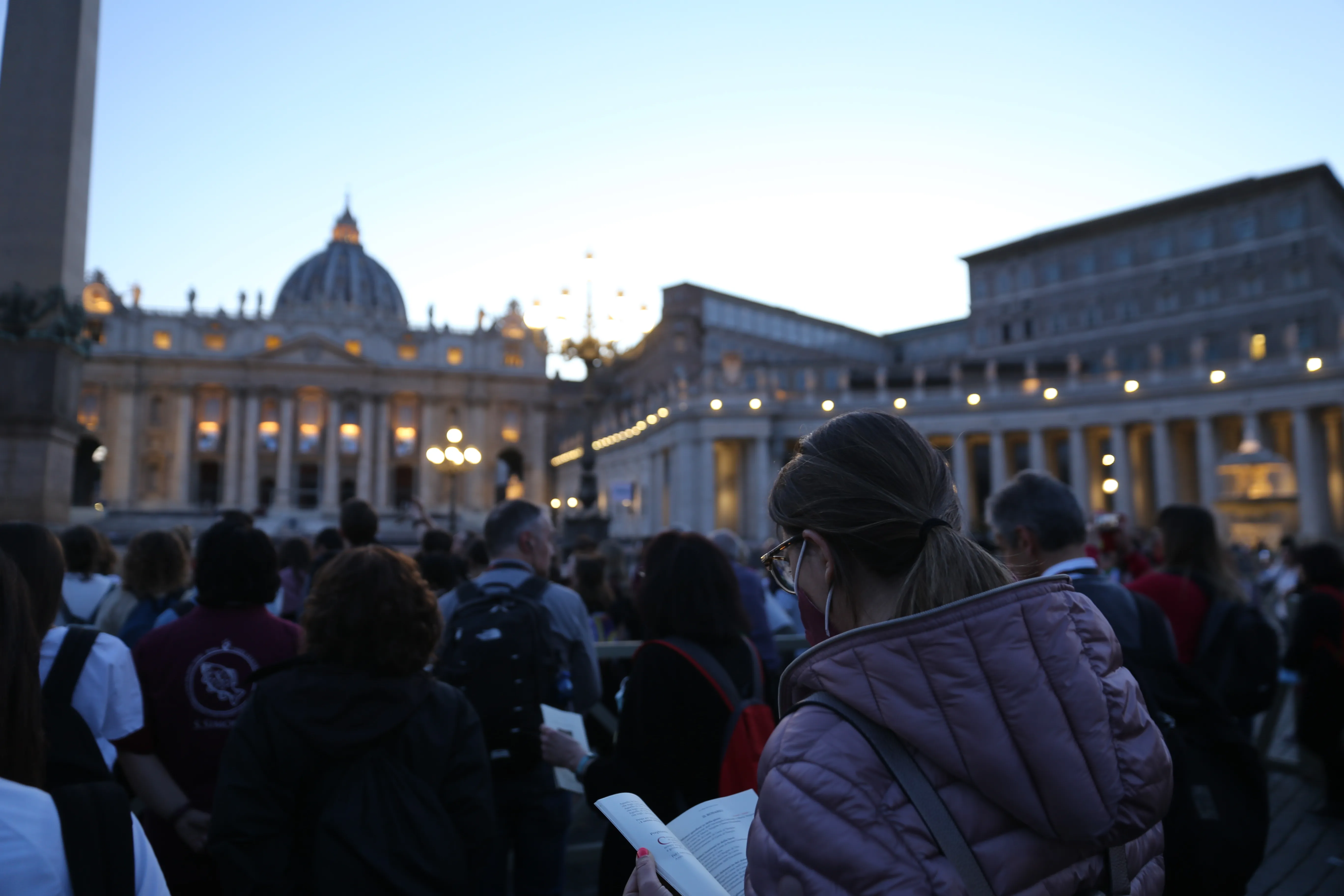 Pilgrims pray in front of St. Peter's Basilica?w=200&h=150