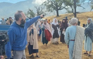 Co-producer Angelo Libutti directs a scene of the feeding of the 5000. Courtesy of Angelo Libutti.