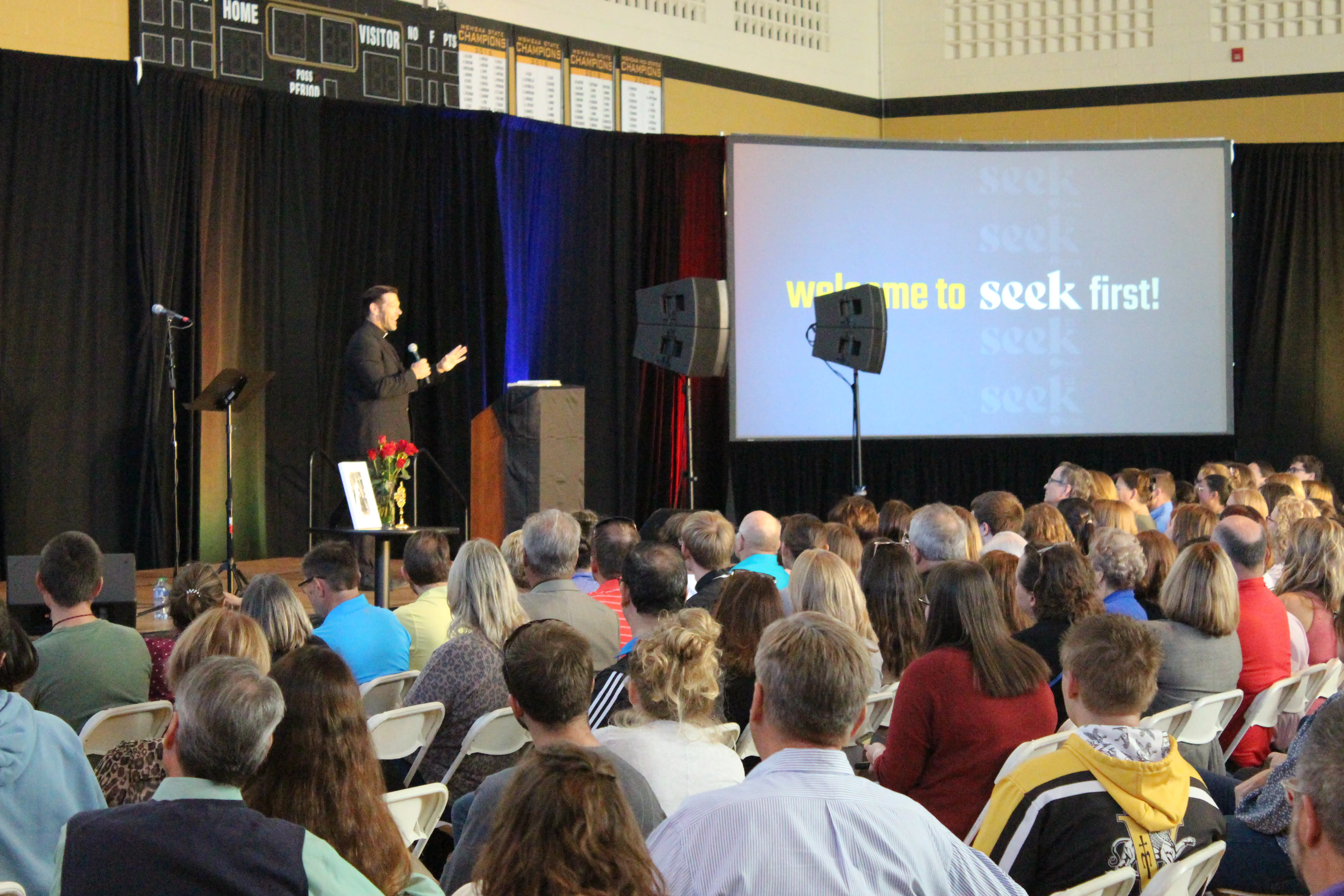 Father Mike Schmitz addresses the crowd at "SEEK First," a preview event put on by the Fellowship of Catholic University Students in St. Louis on Oct. 1, 2022.?w=200&h=150