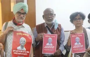 John Dayal (middle) and activists in July 2022 in New Delhi to mark the anniversary of Jesuit Father Stansamy, who died in police custody on trumped up terrorism charges. Credit: Anto Akkara