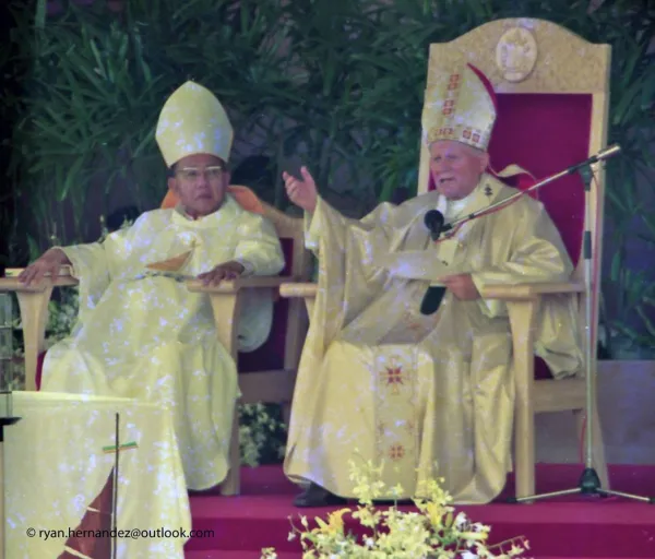 Pope John Paul II with Manila Archbishop Cardinal Jaime Sin addressing the crowd attending the closing Mass of the 10th World Youth Day in Manila. Ryansean071|Wikipedia|CC BY-SA 4.0