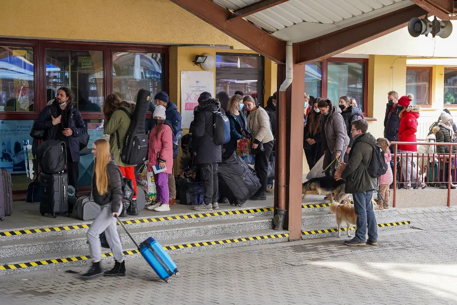 Refugees from Ukraine arrive at Przemyśl Główny train station in Poland?w=200&h=150