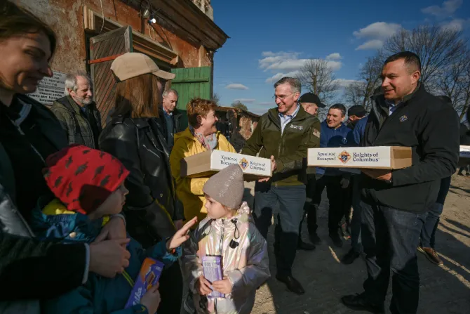 Supreme Knight Patrick Kelly and Ukraine State Deputy Yuriy Maletskiy deliver Easter care packages to families in Rava Rus’ka displaced by war, April 12, 2022.