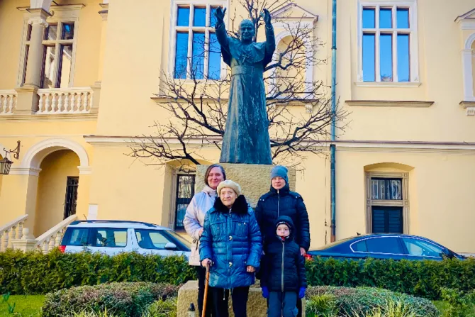 Eleanor Petritschenko, Catharine Shimonovitsch, Natalia Miroshnitschenko, and Mikita Heyvitsch at the Bishop’s Palace in Kraków, southern Poland.